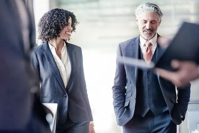 Professionals in gesprek in een zakelijke omgeving, symbool voor de directe communicatie van een zelfstandige bedrijfsarts